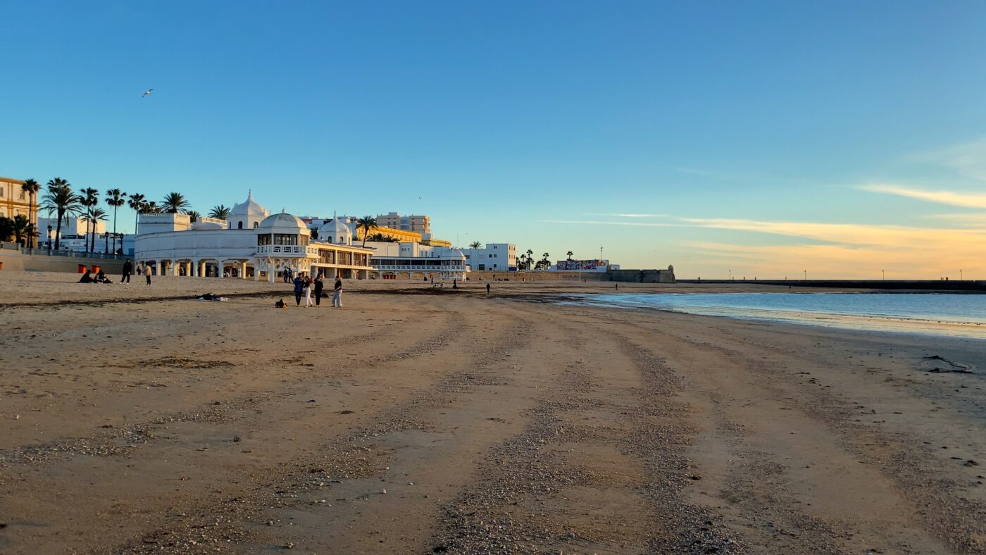 Long/stretched sandy beach ´´La Caleta Beach´´ in Cádiz, Spain