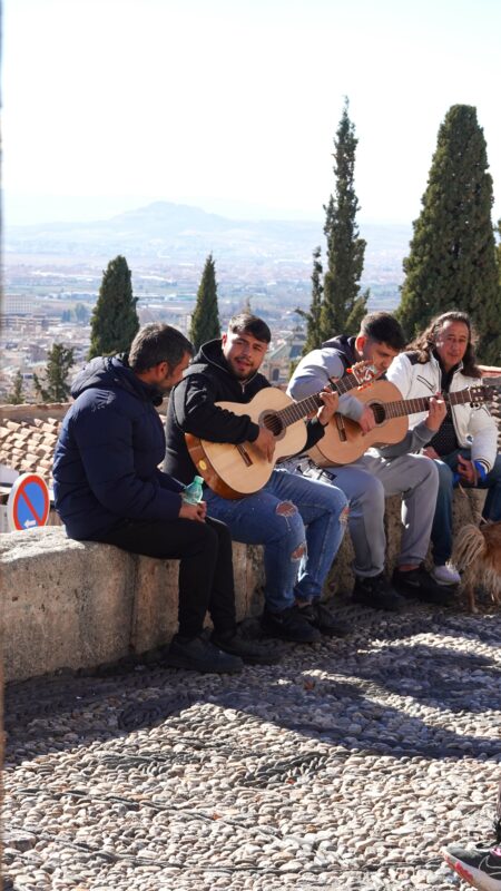 Mirador de San Nicolás, muscian playing. Granada